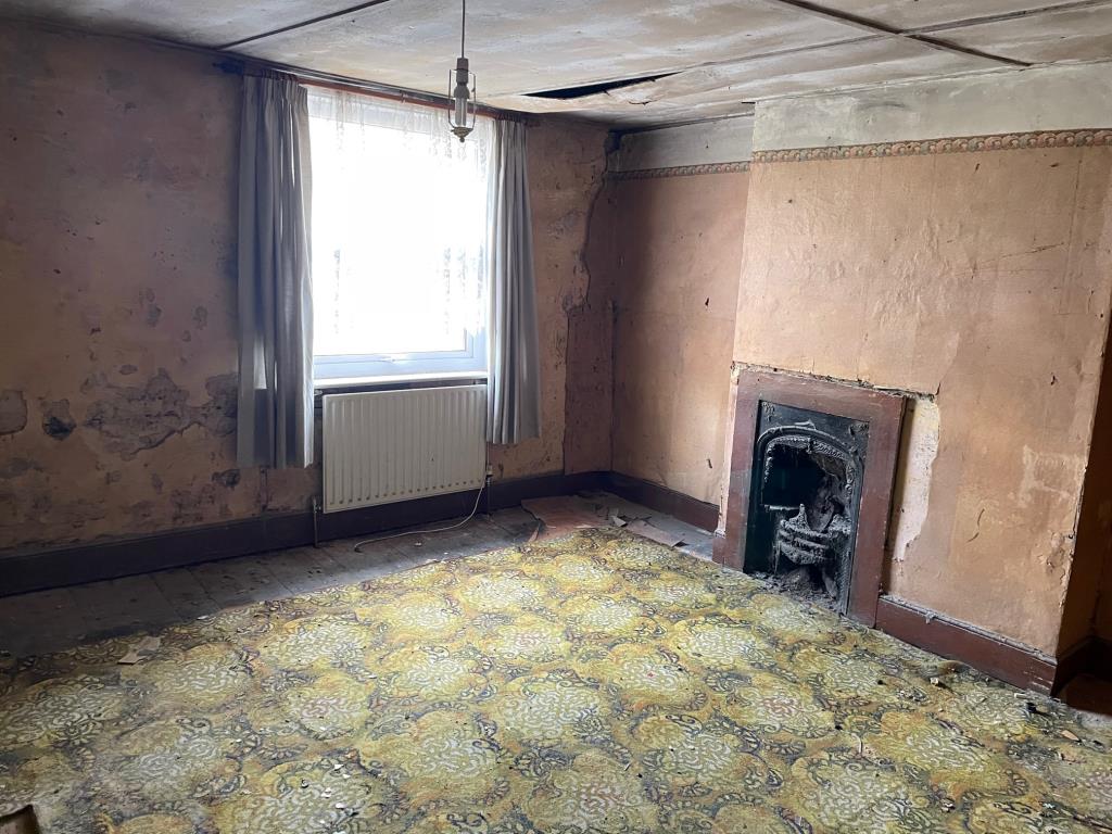 Lot: 105 - TERRACED HOUSE FOR IMPROVEMENT -